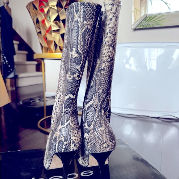 ๐๐๐VINTAGE BEBE SNAKESKIN PRINTED SEXY BOOTS SIZE 7.5 ๐๐๐ - Picture 2 of 4